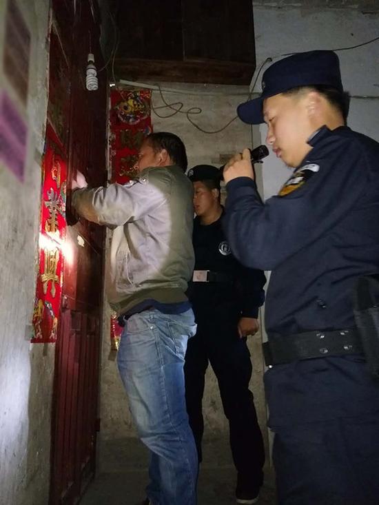 上海粗心妈妈误将幼女锁家中 