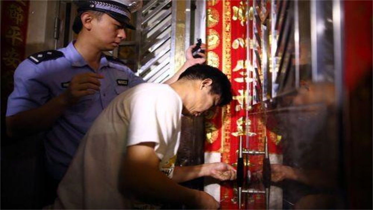 上海请开锁师傅开了锁后，师傅